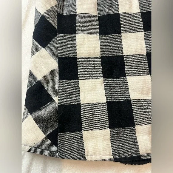 Maurices Women’s Black and White Plaid Quilted Vest with Pockets Size Large - Picture 8 of 15